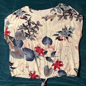 Women’s blouse - slightly cropped. Super light and comfortable!